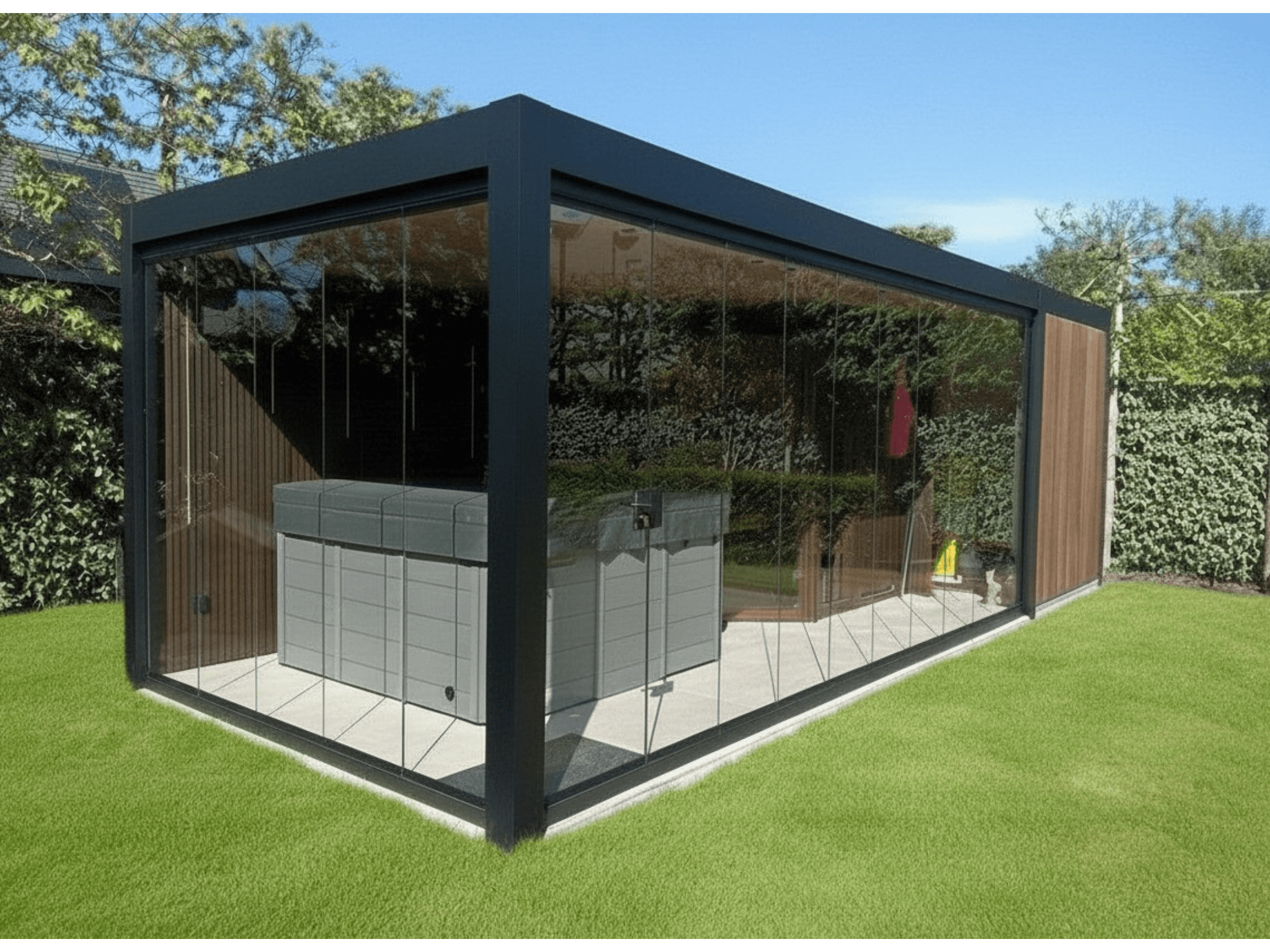 Moderne glazen serre met zwarte kader en houten panelen, in een groene tuin.